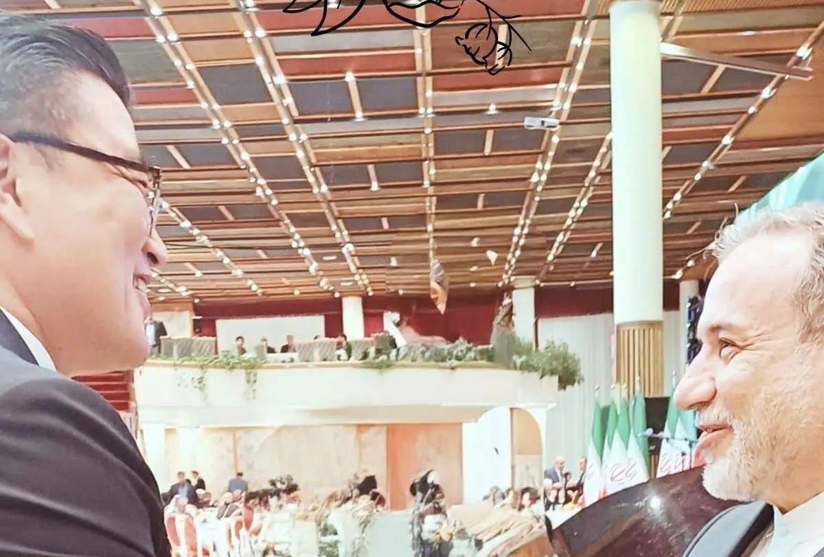 ببینید؛ سفیر کره «پرسون، پرسون» را در حضور عراقچی اجرا کرد