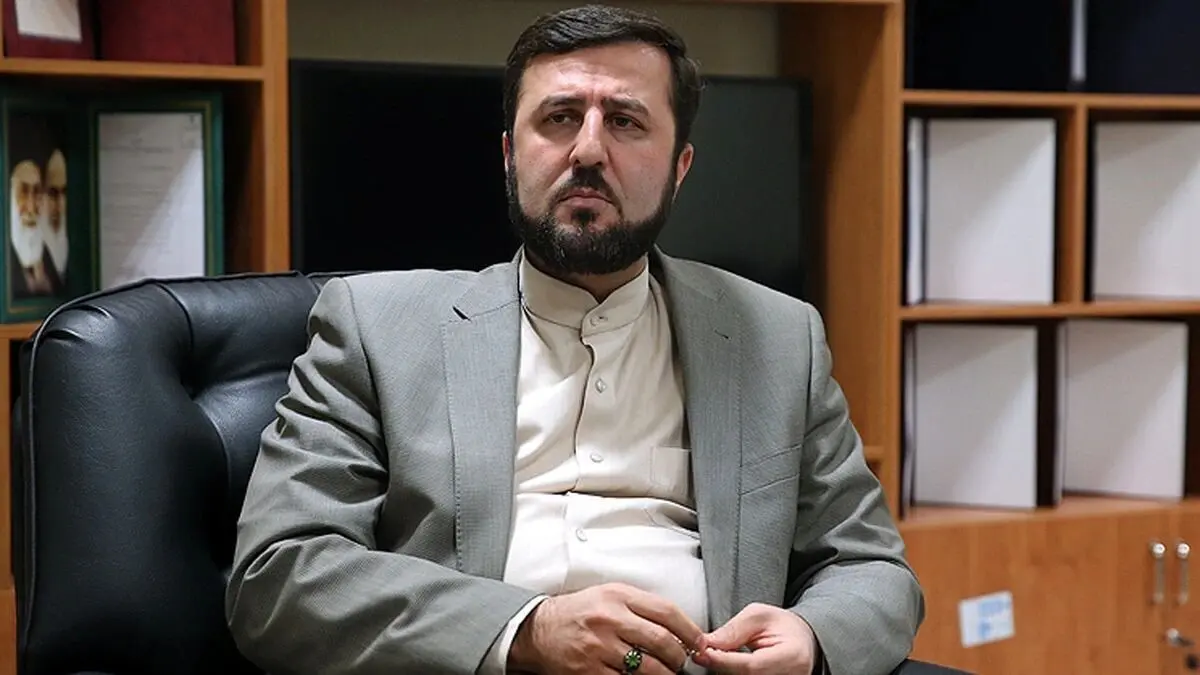 غریب آبادی به روسیه سفر می‌کند