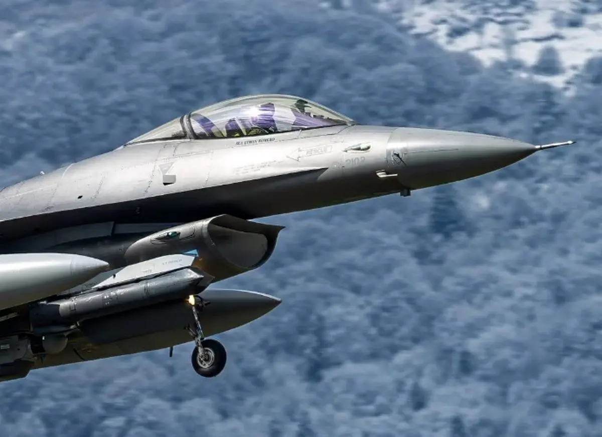 عکاسی نزدیک از جنگنده‌های F-16 در آویانو