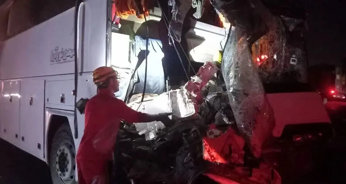 تصادف خونین اتوبوس با کامیون بنز در جاده بیرجند؛ اعزام ۲ تیم واکنش سریع