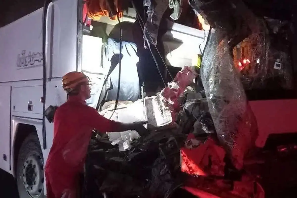 تصادف خونین اتوبوس با کامیون بنز در جاده بیرجند؛ اعزام ۲ تیم واکنش سریع