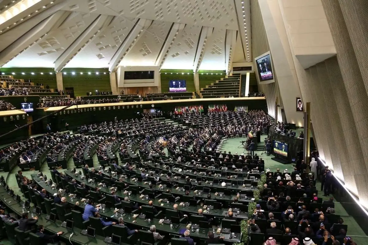تعطیلی زود هنگام جلسه علنی مجلس؛ جمعی از نمایندگان به دیدار رهبر انقلاب رفتند