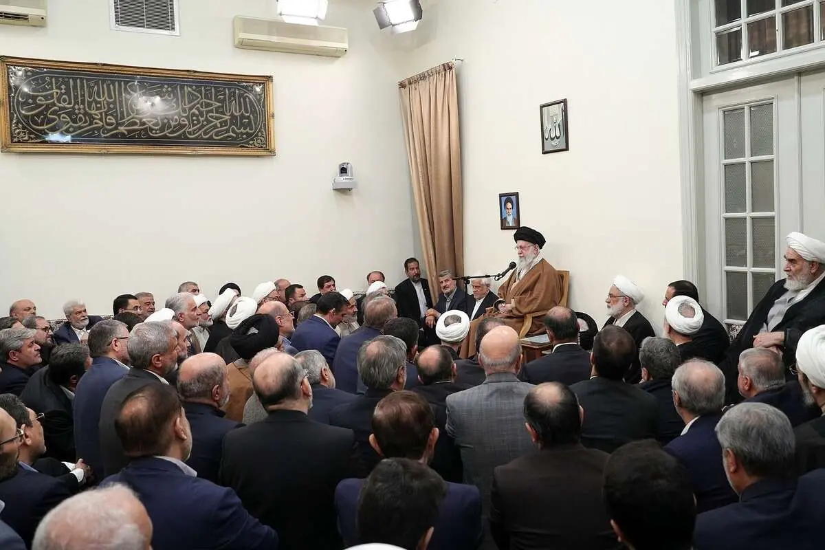 مسائل کشور را به گفتوگوها گره نزنیم؛ به طرف مقابل خیلی بدبین هستیم