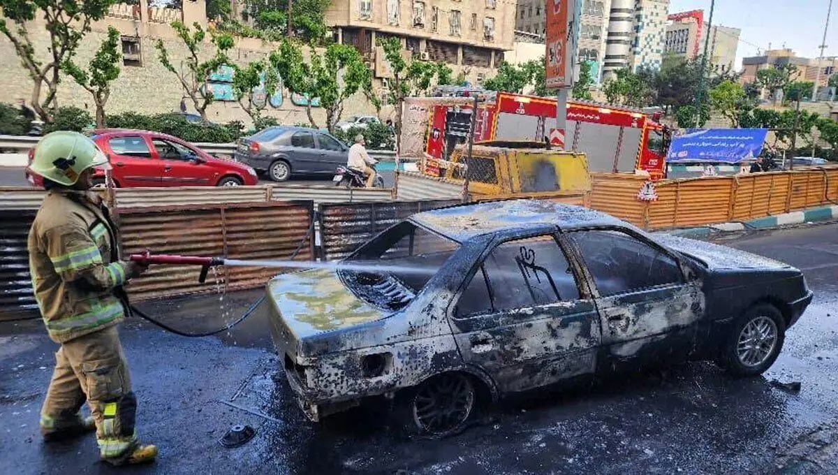 ببینید؛ آتش‌سوزی پژو ۴۰۵ در بزرگراه مدرس با دو مصدوم