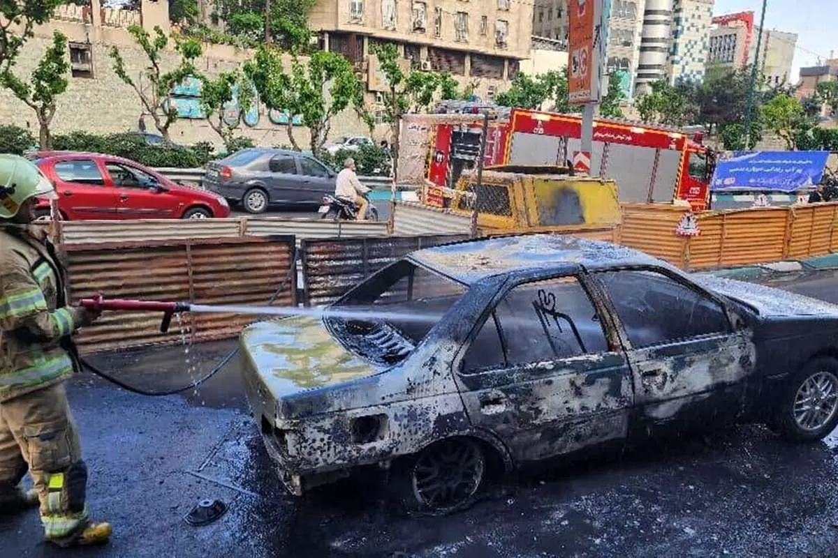 ببینید؛ آتشسوزی پژو ۴۰۵ در بزرگراه مدرس با دو مصدوم