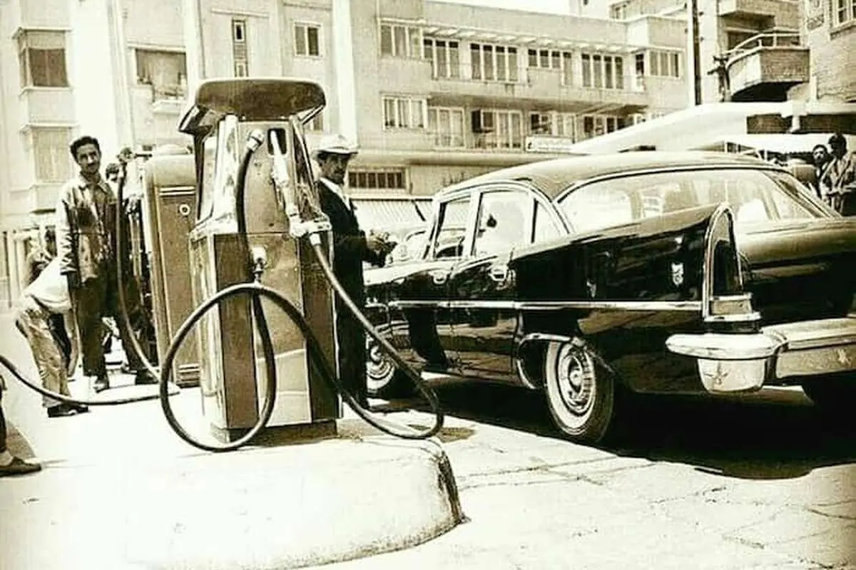 تصویر؛ پمپ بنزین بهارستان در تهران سال ۱۳۲۸