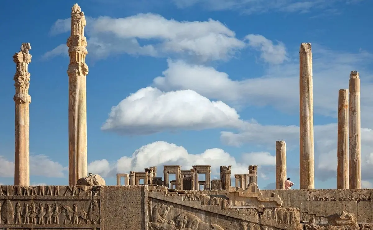 ببینید؛ لمسِ تخت جمشید، بحران رفتار با آثار تاریخی