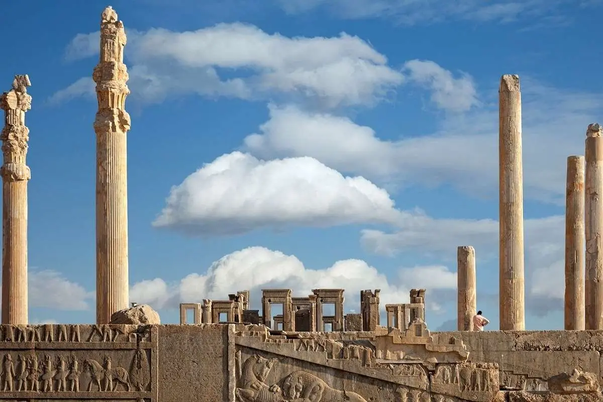ببینید؛ لمسِ تخت جمشید، بحران رفتار با آثار تاریخی