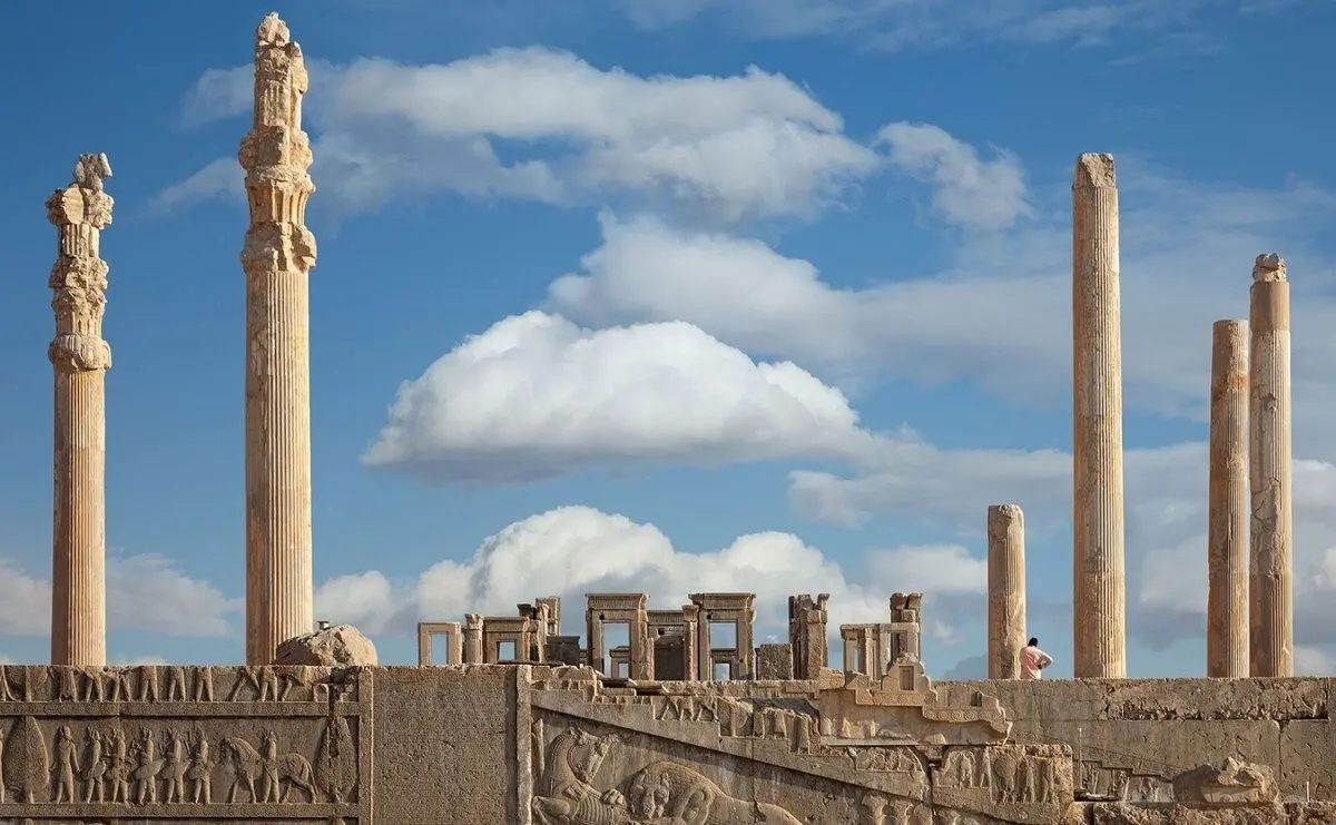 ببینید؛ لمسِ تخت جمشید، بحران رفتار با آثار تاریخی