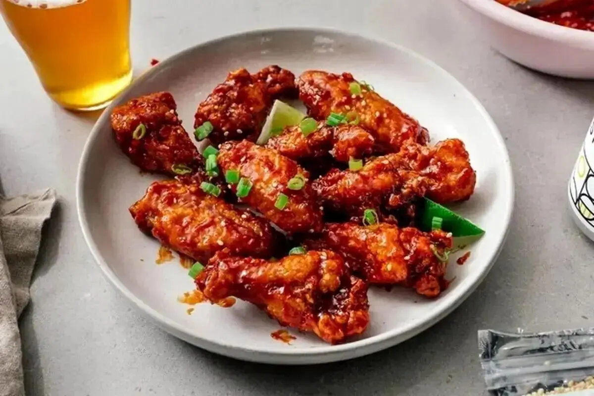 طرز تهیه خوراک مرغ کره‌ای رستورانی؛ دستور پخت خوشمزه و متفاوت با طعمی آسیایی