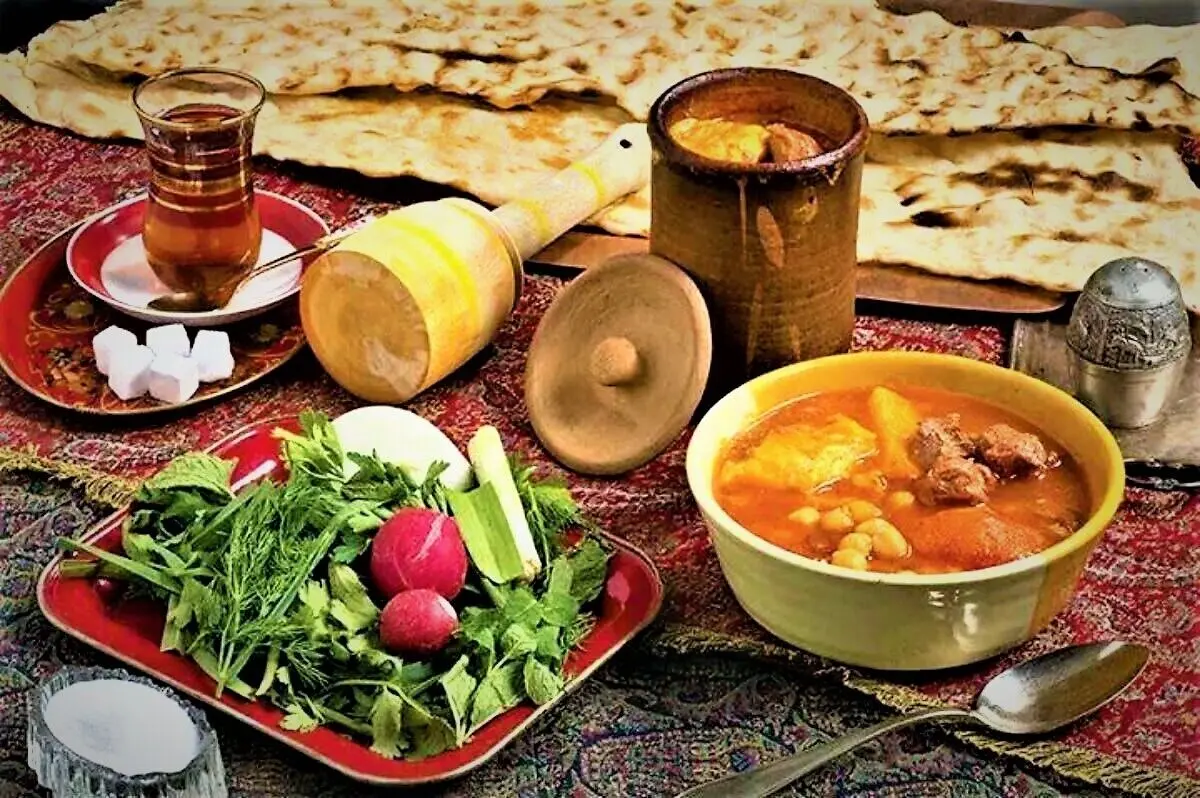 ببینید؛ پخت آبگوشت بوقلمون و نان تازه در روستا*