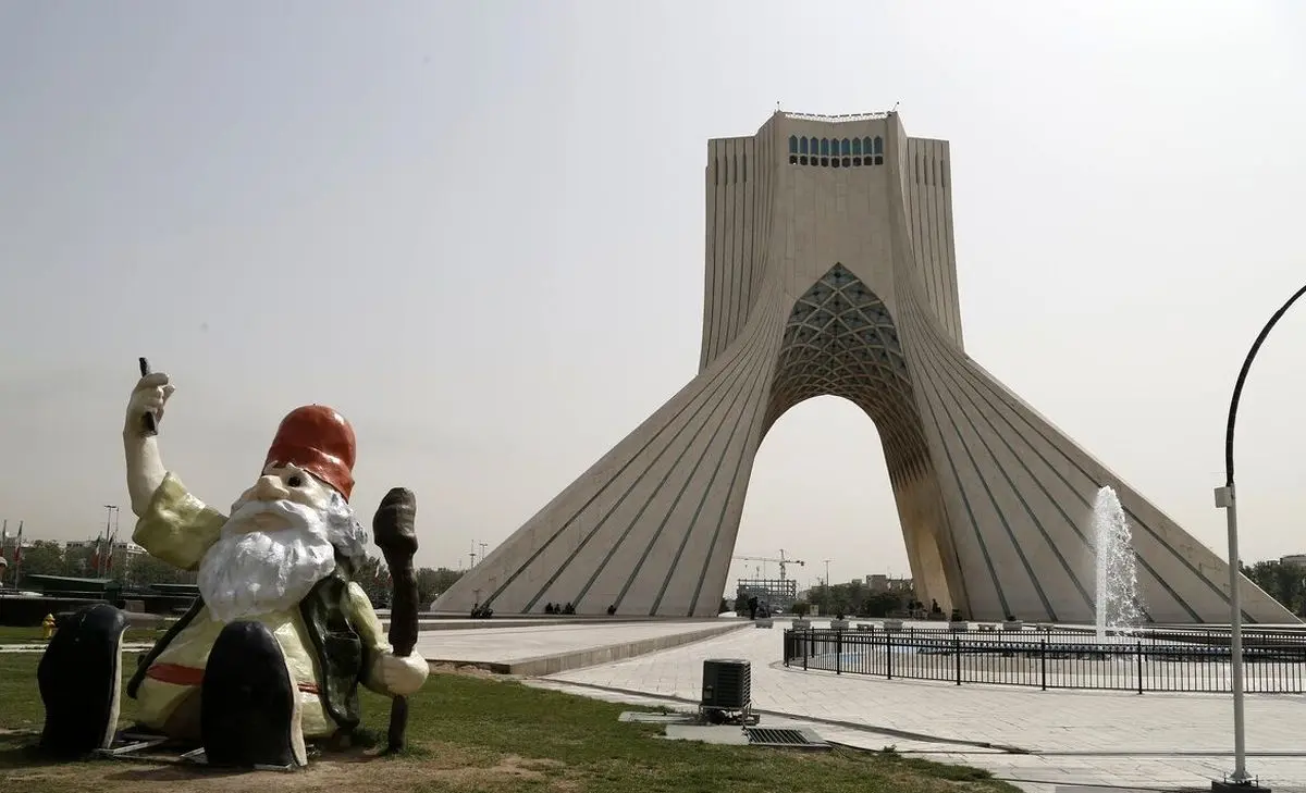 تصاویر؛ نمادهای بهاری در میدان آزادی