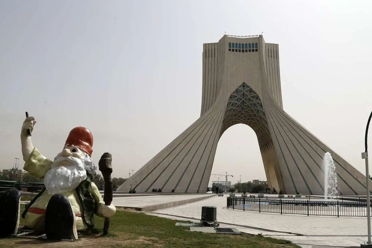 تصاویر؛ نمادهای بهاری در میدان آزادی