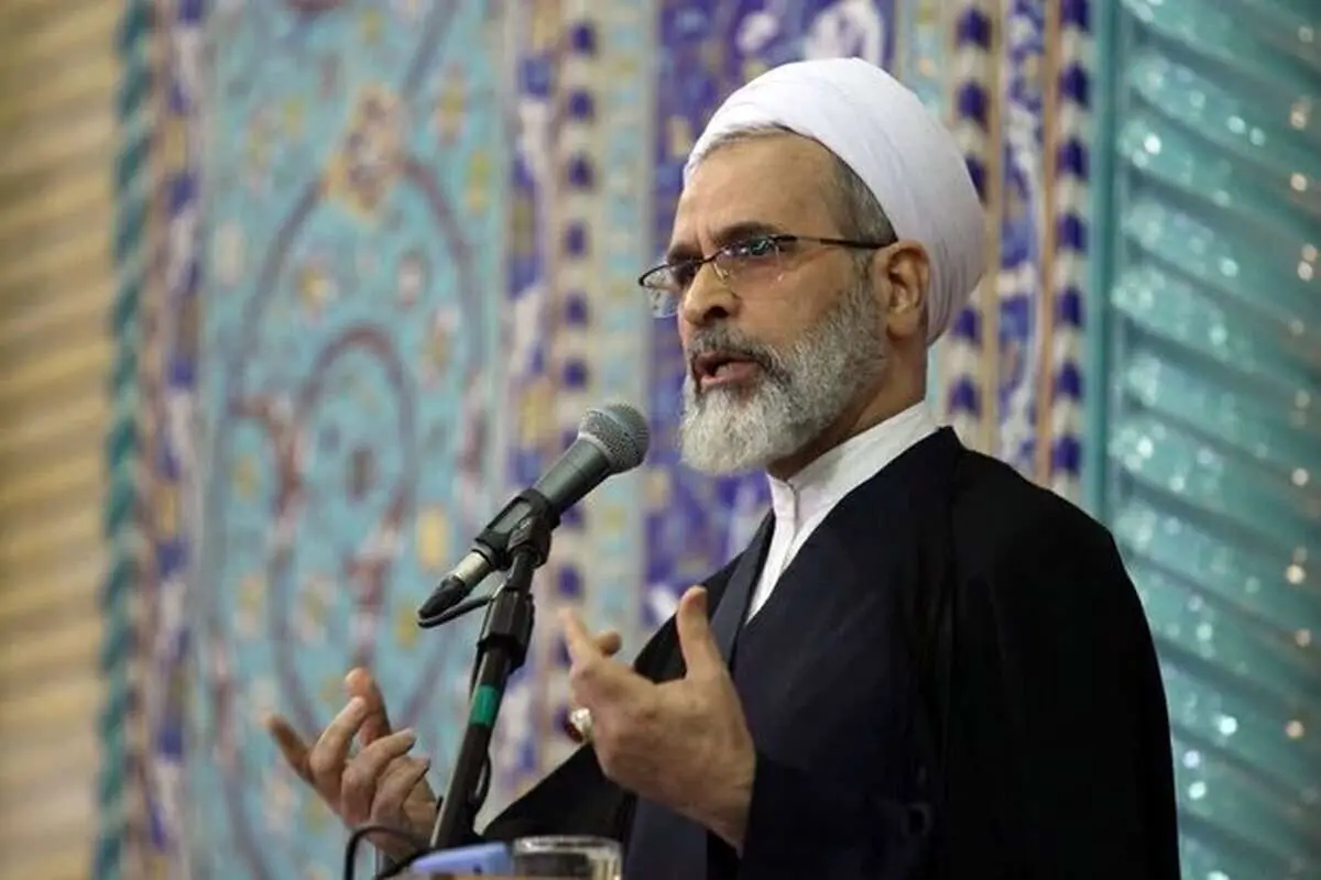 امام جمعه قم: آمادگیهای نظامی باید حفظ شود و کشور نباید در برابر مذاکره شرطی شود