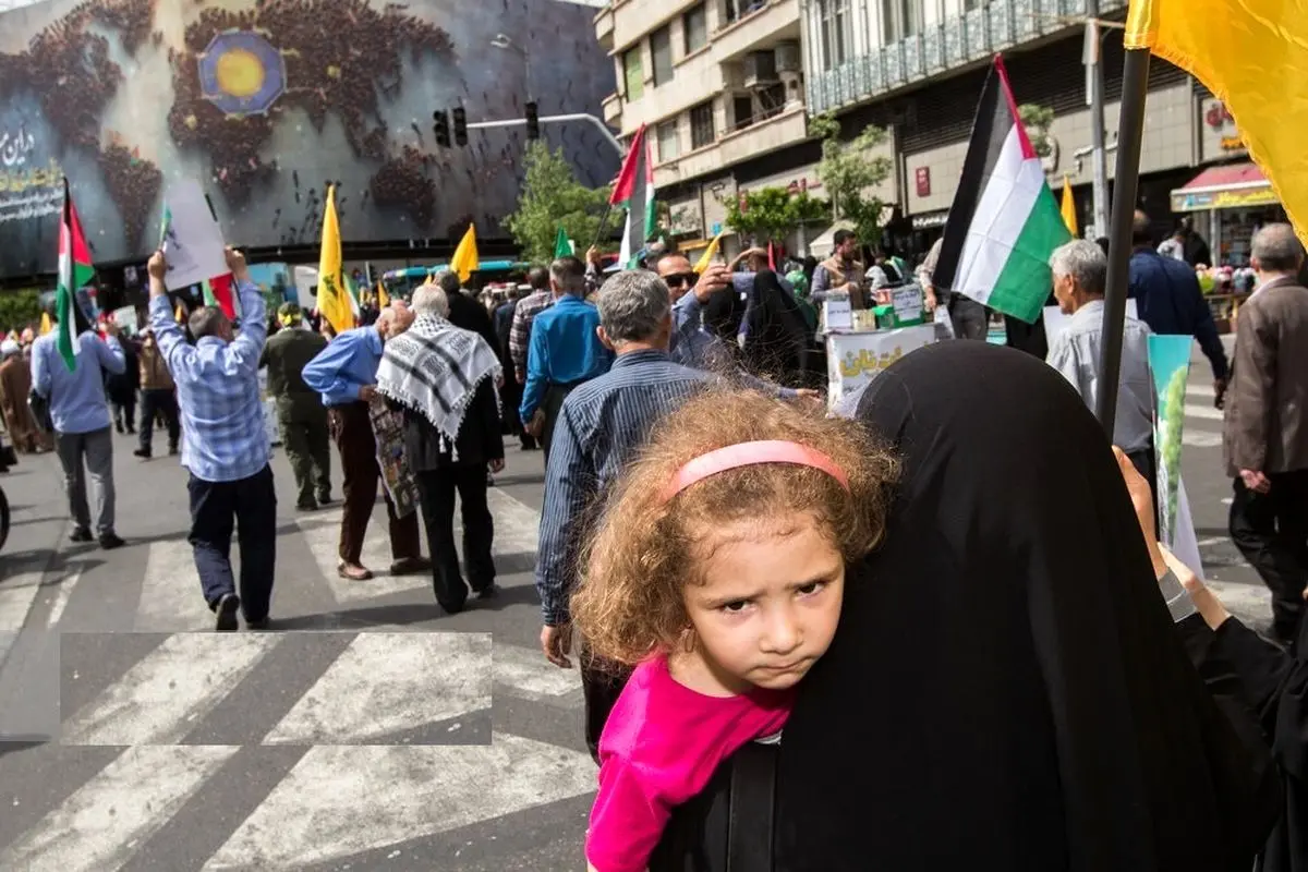 تصاویر؛ نمازگزاران تهرانی خشم خود از آمریکا و اسرائیل را نشان دادند