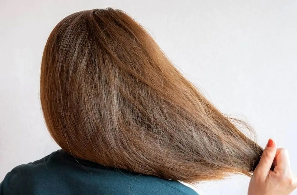 چه چیزی باعث خشکی مو می‌شود؟