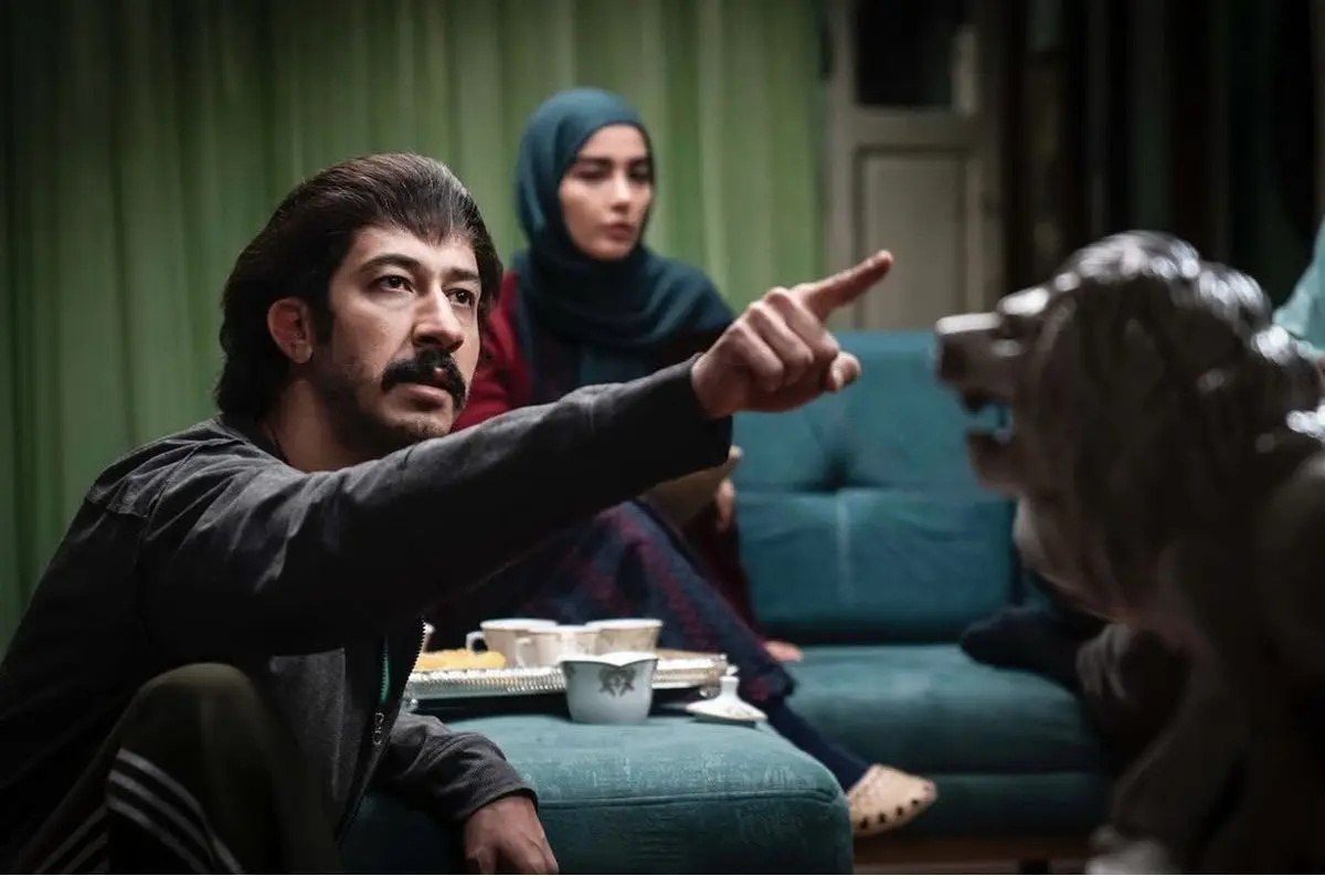 تصویر؛ پشت صحنه اتاق گریم پایتخت ۷؛ مراحل تبدیل بهتاش فریبا به میمون!