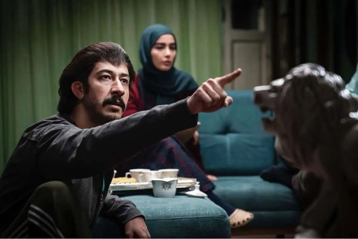 تصویر؛ پشت صحنه اتاق گریم پایتخت ۷؛ مراحل تبدیل بهتاش فریبا به میمون!