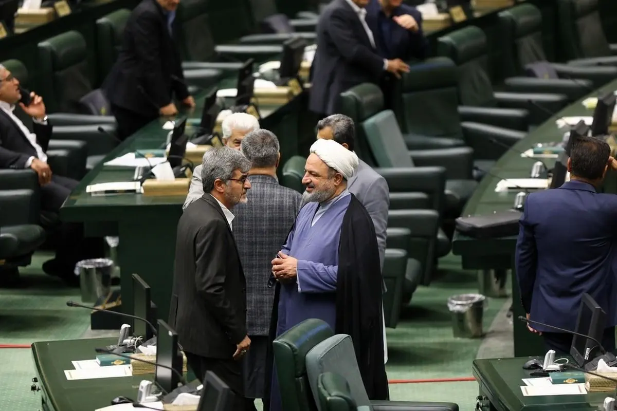این نمایندگان مجلس ظرف ۴۵ روز، ۲۵ درصد دارایی مردم ایران را بر باد دادند