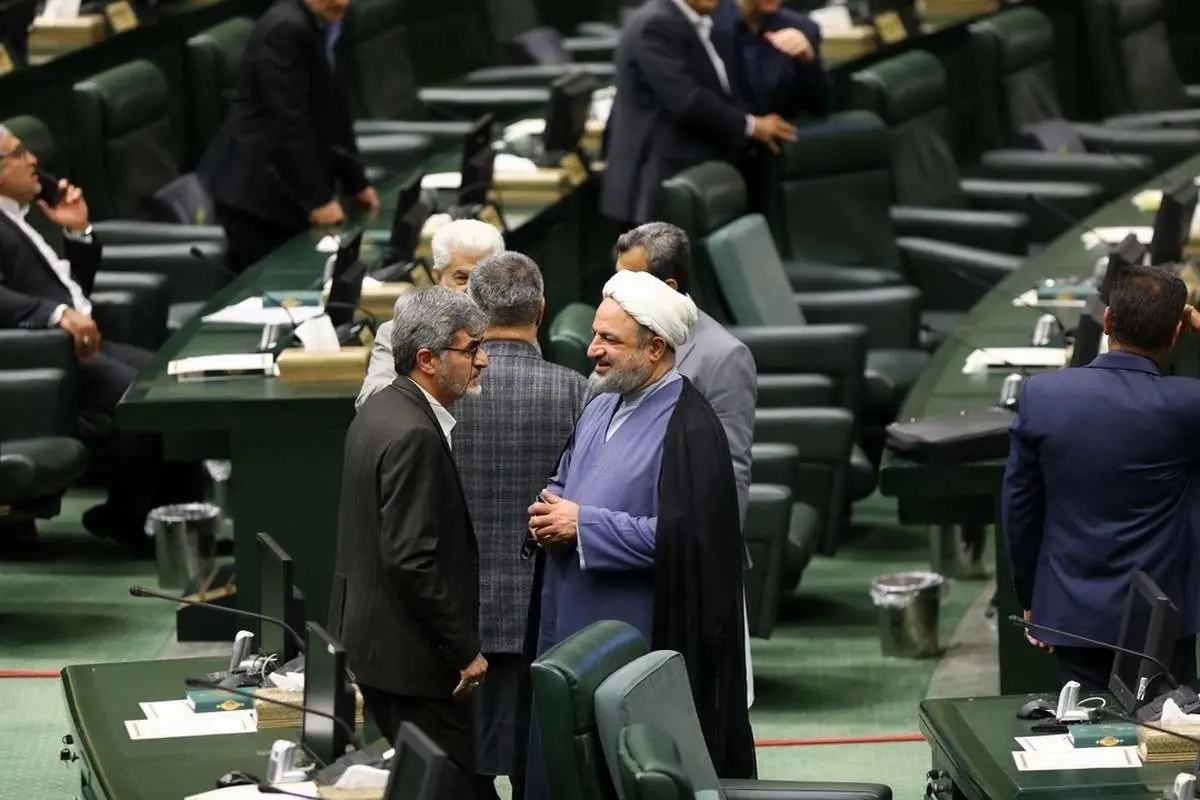 این نمایندگان مجلس ظرف ۴۵ روز، ۲۵ درصد دارایی مردم ایران را بر باد دادند