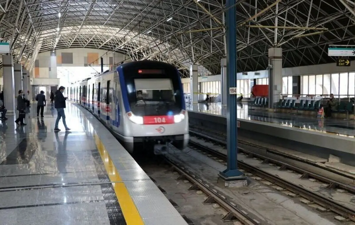 حادثه در خط پنج مترو تهران؛ تخلیه مسافران در گرمدره