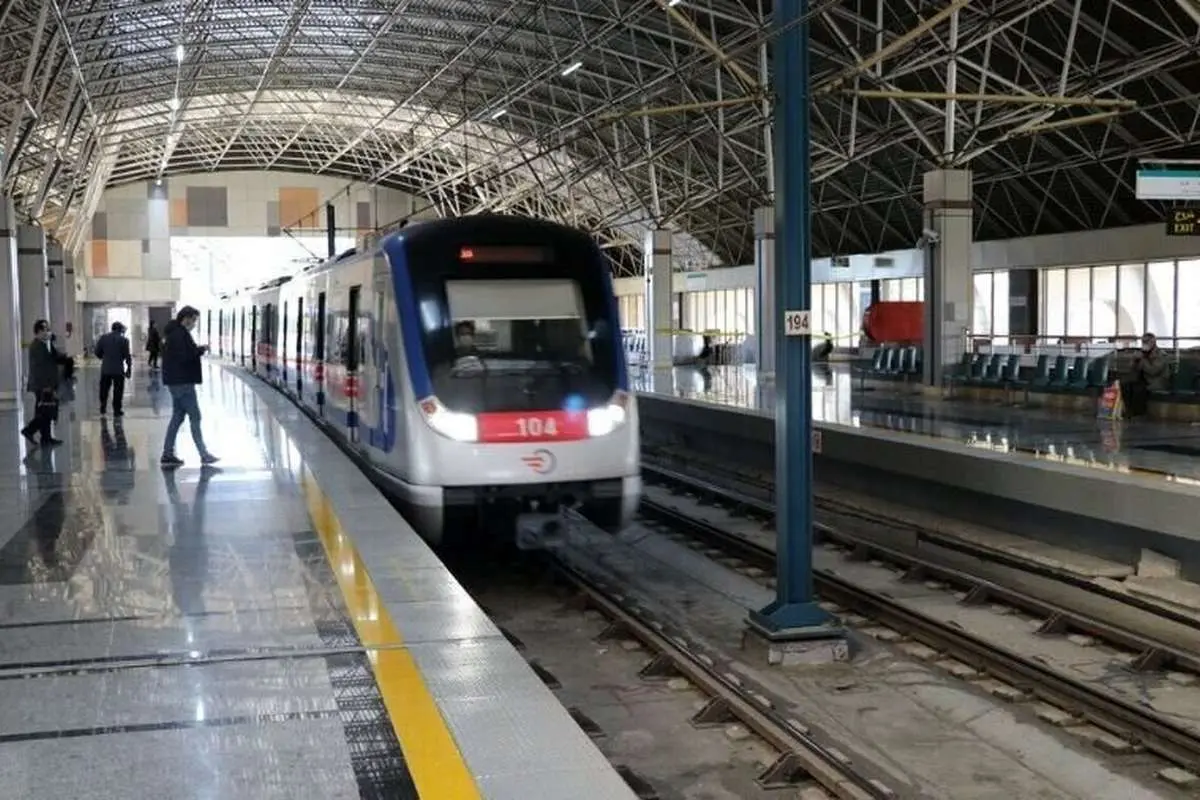 حادثه در خط پنج مترو تهران؛ تخلیه مسافران در گرمدره