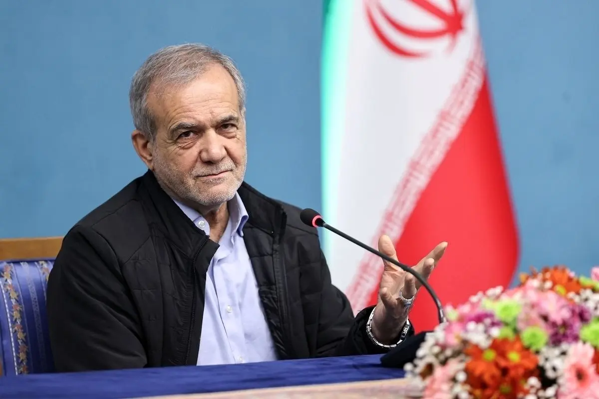 ببینید؛ پزشکیان شعری به زبان آذری در مراسم قهرمان ایران خواند