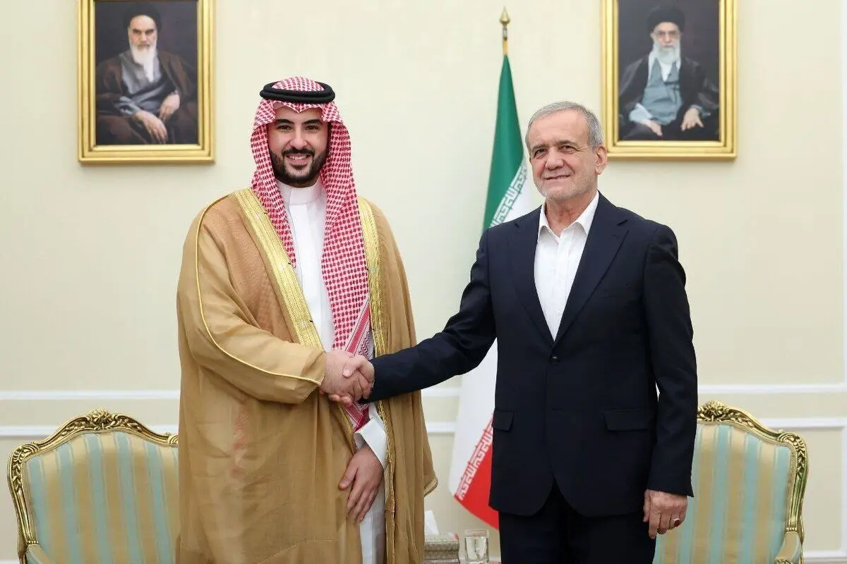 دیدار وزیر دفاع عربستان با پزشکیان