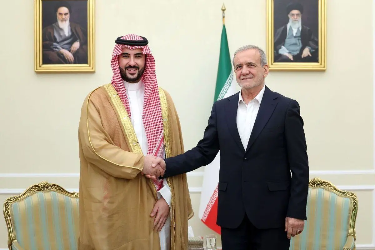 دیدار وزیر دفاع عربستان با پزشکیان