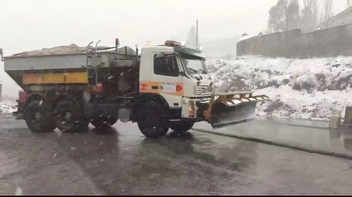ببینید؛ عملیات برف‌روبی و نمک‌پاشی در جاده هراز