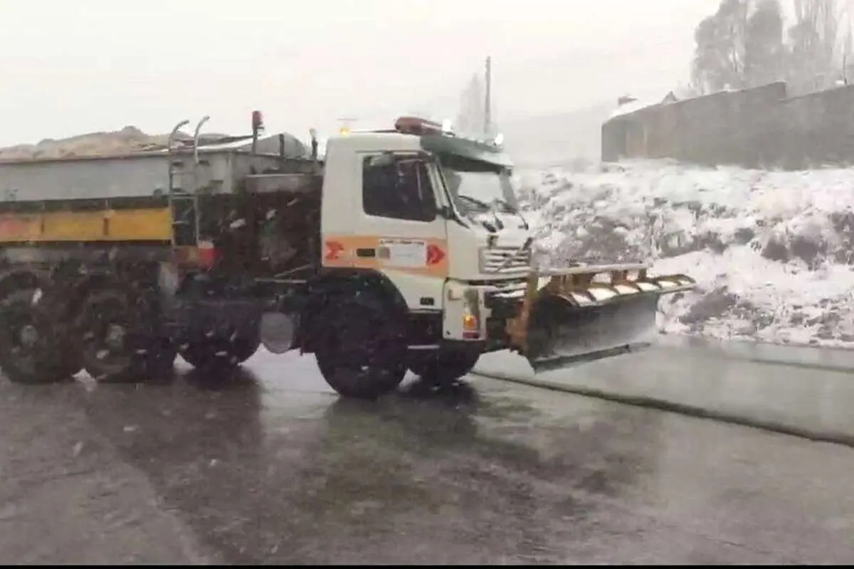 ببینید؛ عملیات برفروبی و نمکپاشی در جاده هراز