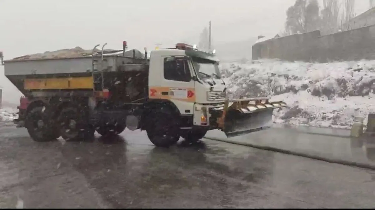 ببینید؛ عملیات برف‌روبی و نمک‌پاشی در جاده هراز