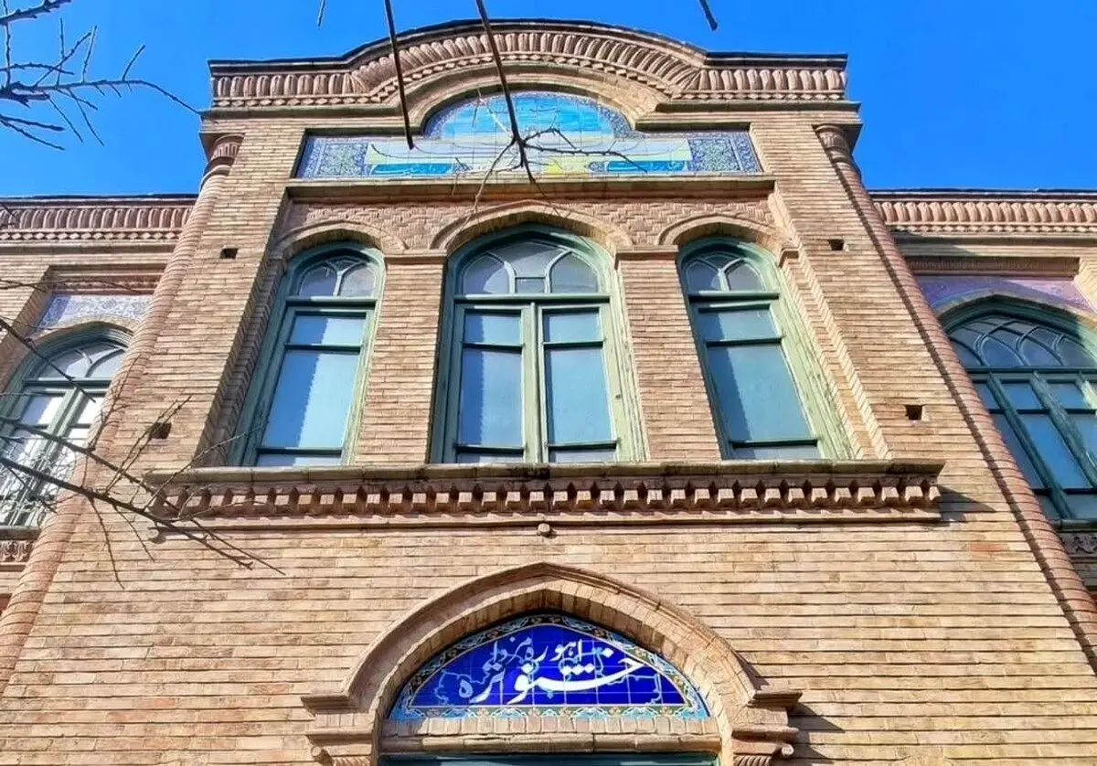 ساختمان دبیرستانی که در حد یک کاخ سلطنتی زیبا است