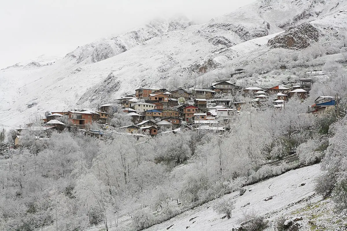 تصاویر؛ بارش برف بهاری در روستای ناتر چالوس