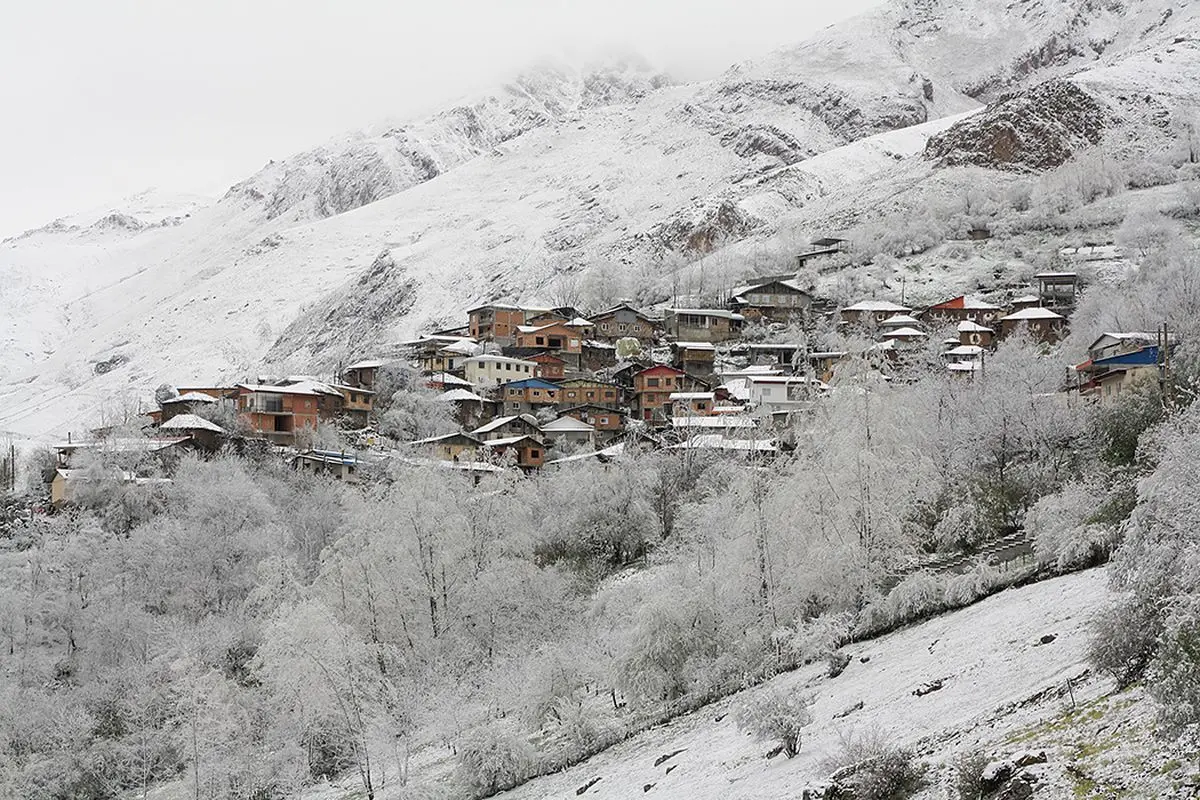 تصاویر؛ بارش برف بهاری در روستای ناتر چالوس