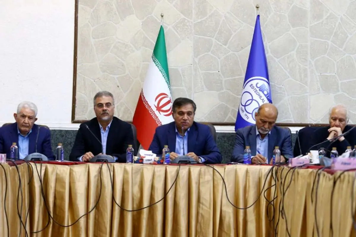 پیشکسوتان استقلال علیه یک فرد خاص در باشگاه