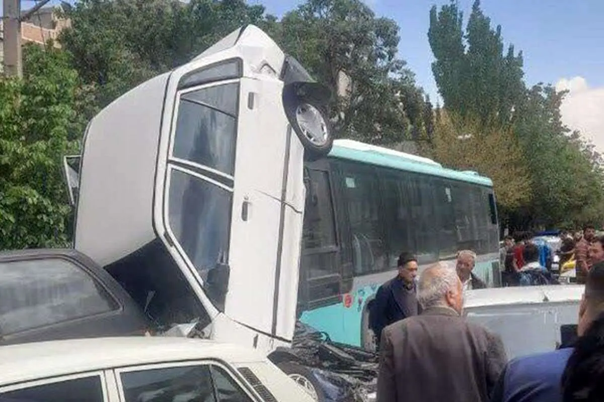 ببینید؛ اتوبوس شهری ترمز برید چند ماشین را له کرد!