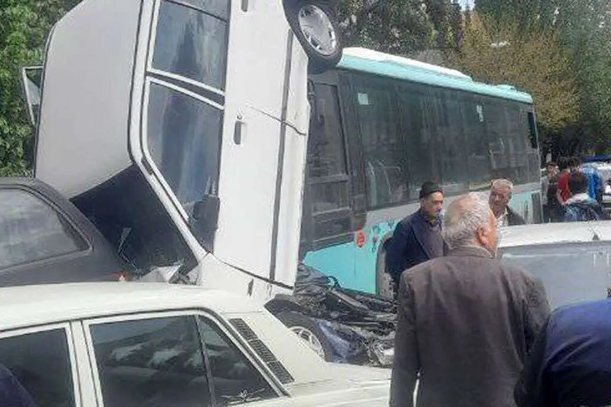 تصاویر؛ تصادف هولناک اتوبوس با چند خودروی پارک‌شده در تبریز