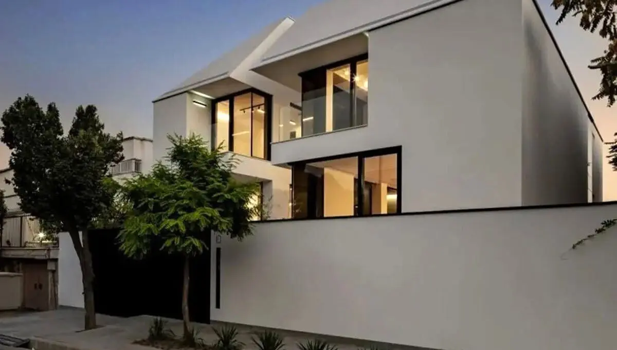 تصاویر؛ ویلا شهرک تهران؛ وقتی نمای سفید و شیشه، مرز‌های درون و بیرون را کمرنگ می‌کنند