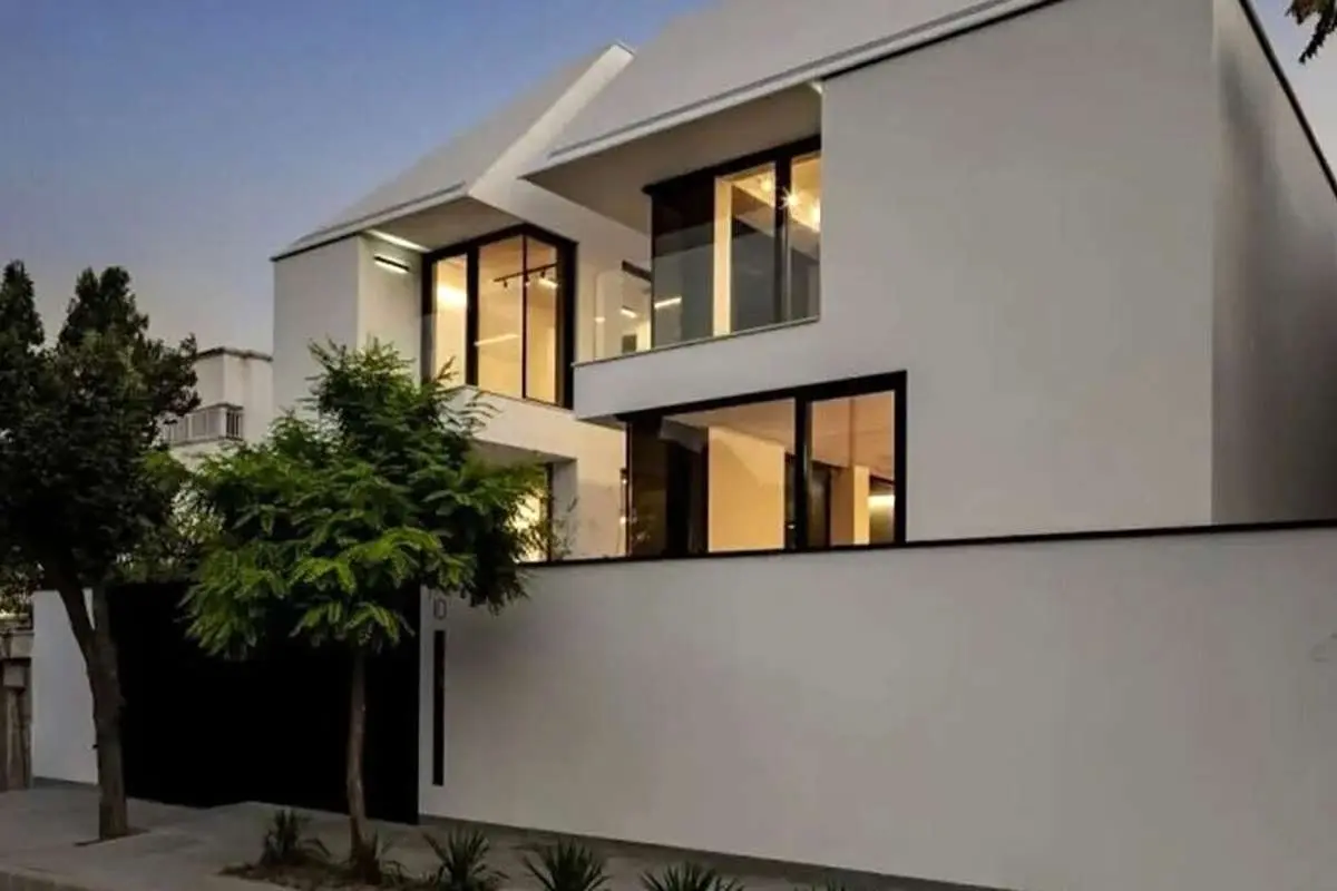 تصاویر؛ ویلا شهرک تهران؛ وقتی نمای سفید و شیشه، مرزهای درون و بیرون را کمرنگ میکنند