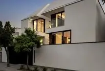 تصاویر؛ ویلا شهرک تهران؛ وقتی نمای سفید و شیشه، مرز‌های درون و بیرون را کمرنگ می‌کنند