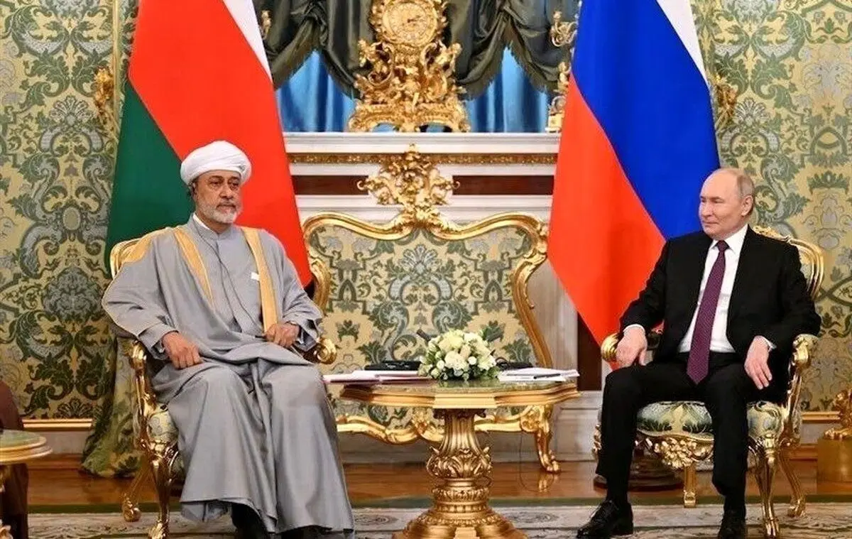 ببینید؛ اتفاقی جالب در دیدار پوتین با پادشاه عمان؛ پوتین نحوه استفاده از هدفون ترجمه...