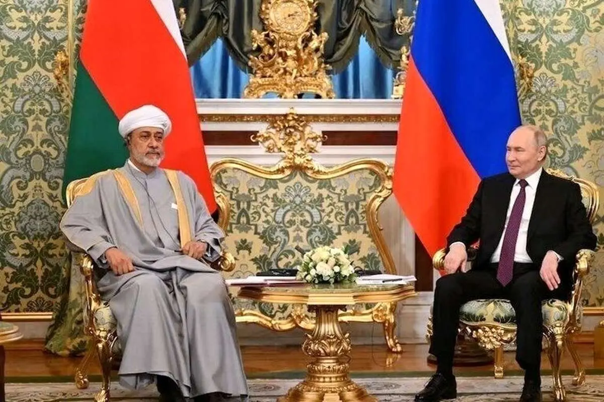 ببینید؛ اتفاقی جالب در دیدار پوتین با پادشاه عمان؛ پوتین نحوه استفاده از هدفون ترجمه...