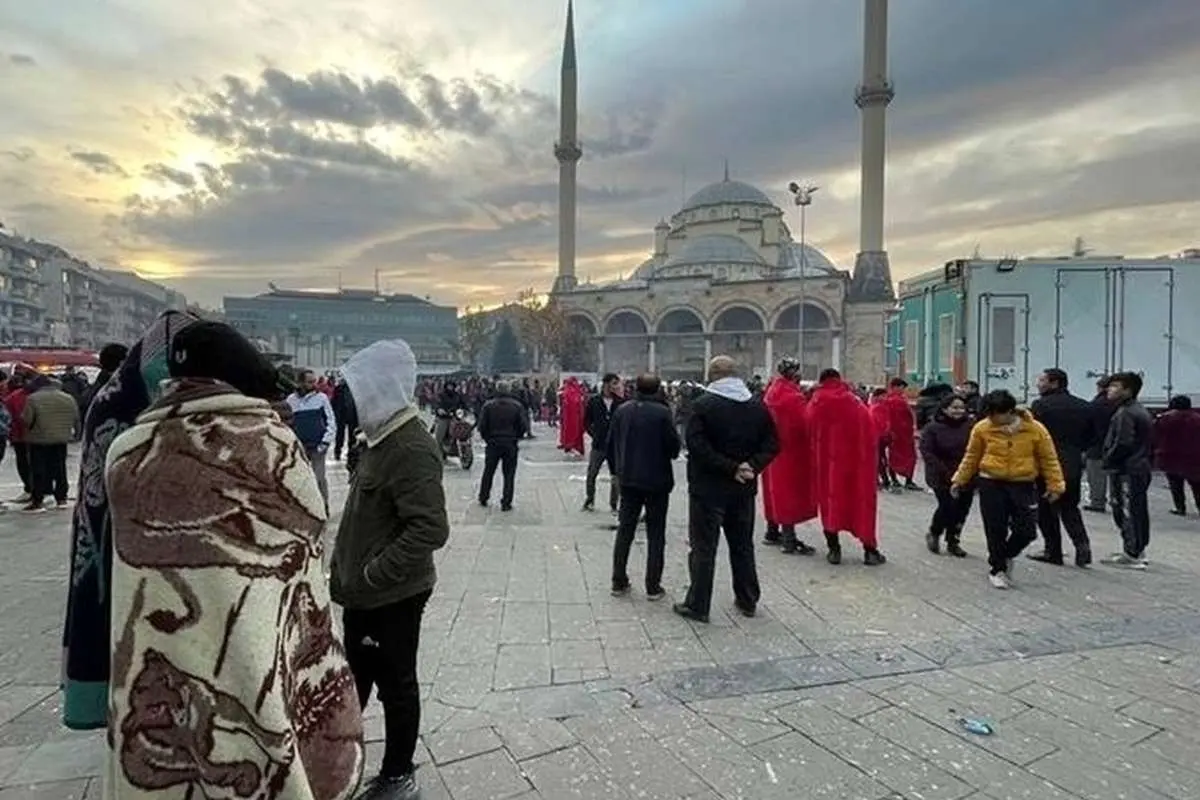 زلزله در استانبول؛ مصدومیت ۱۵۱ نفر به دلیل پریدن از ارتفاع