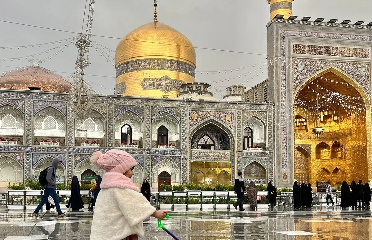 تصاویر؛ زائران حرم امام رضا(ع) زیر باران