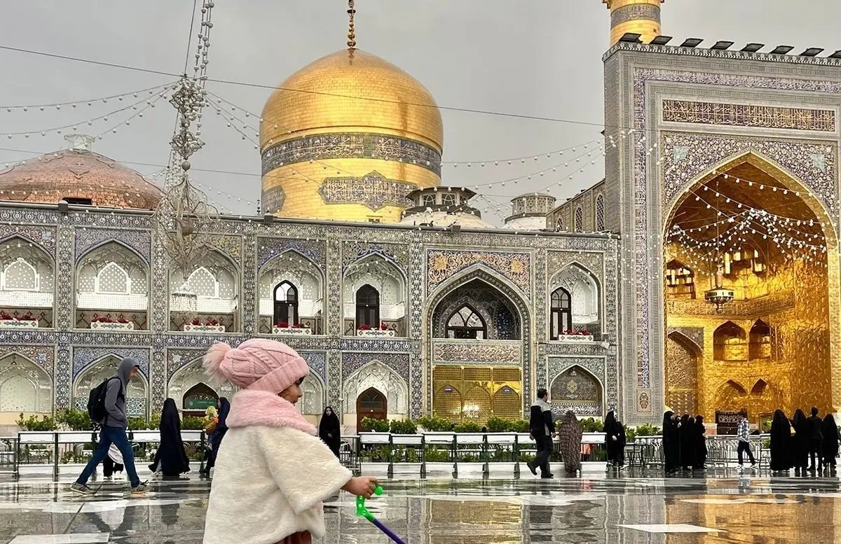 تصاویر؛ زائران حرم امام رضا(ع) زیر باران