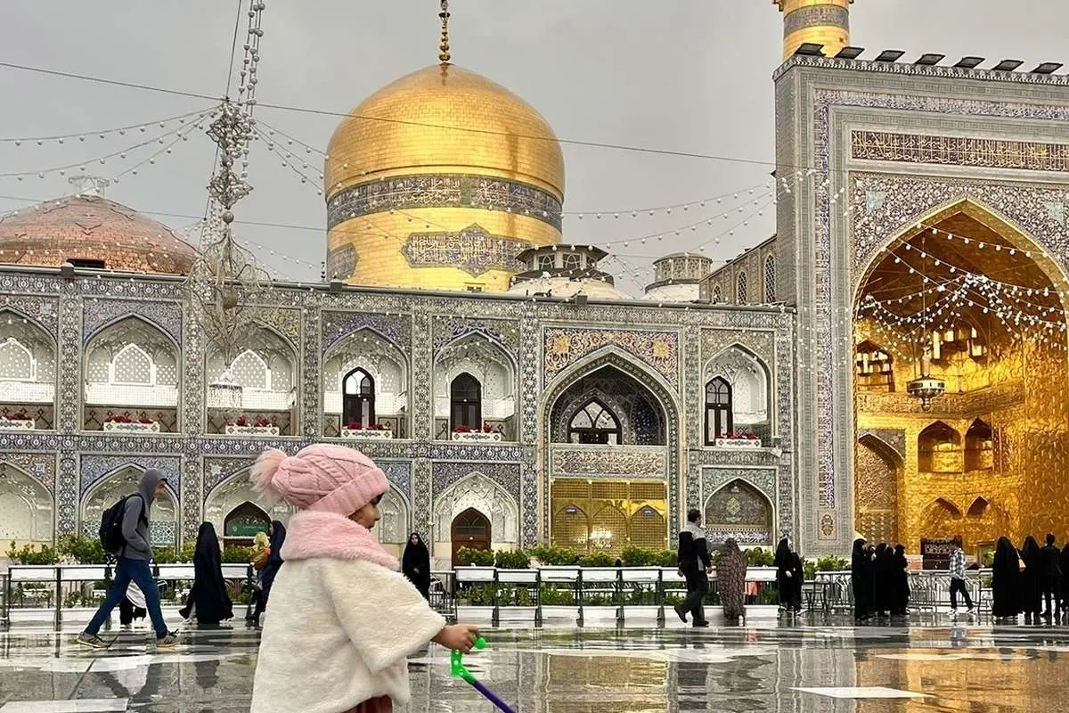 تصاویر؛ زائران حرم امام رضا(ع) زیر باران