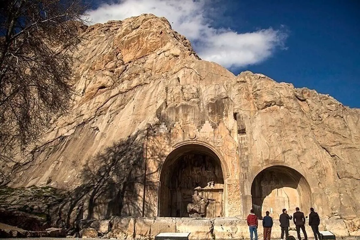 تصویر؛ مردی که از نقشبرجستۀ «طاق بستان» بالا رفت؛ یک قرن قبل