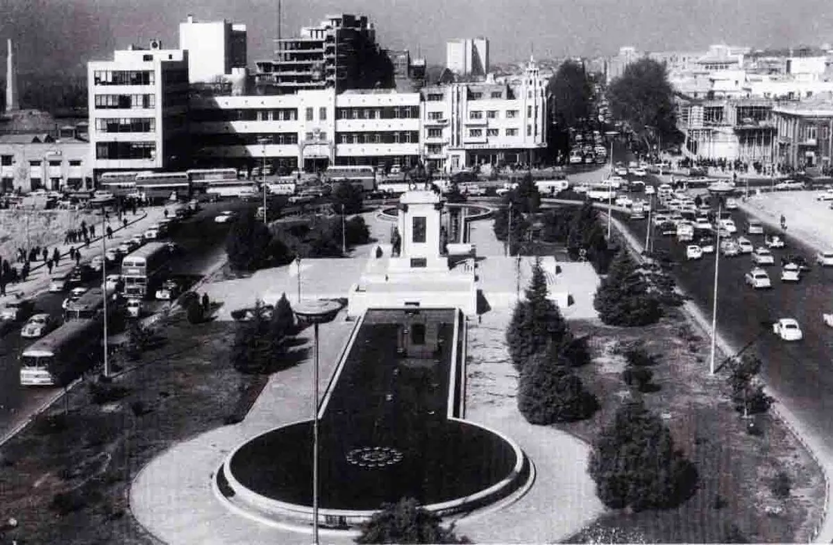 تصویر؛ منظرۀ خاکی و خلوت میدان توپخانۀ تهران ۱۴۰ سال پیش و در دوران قاجار