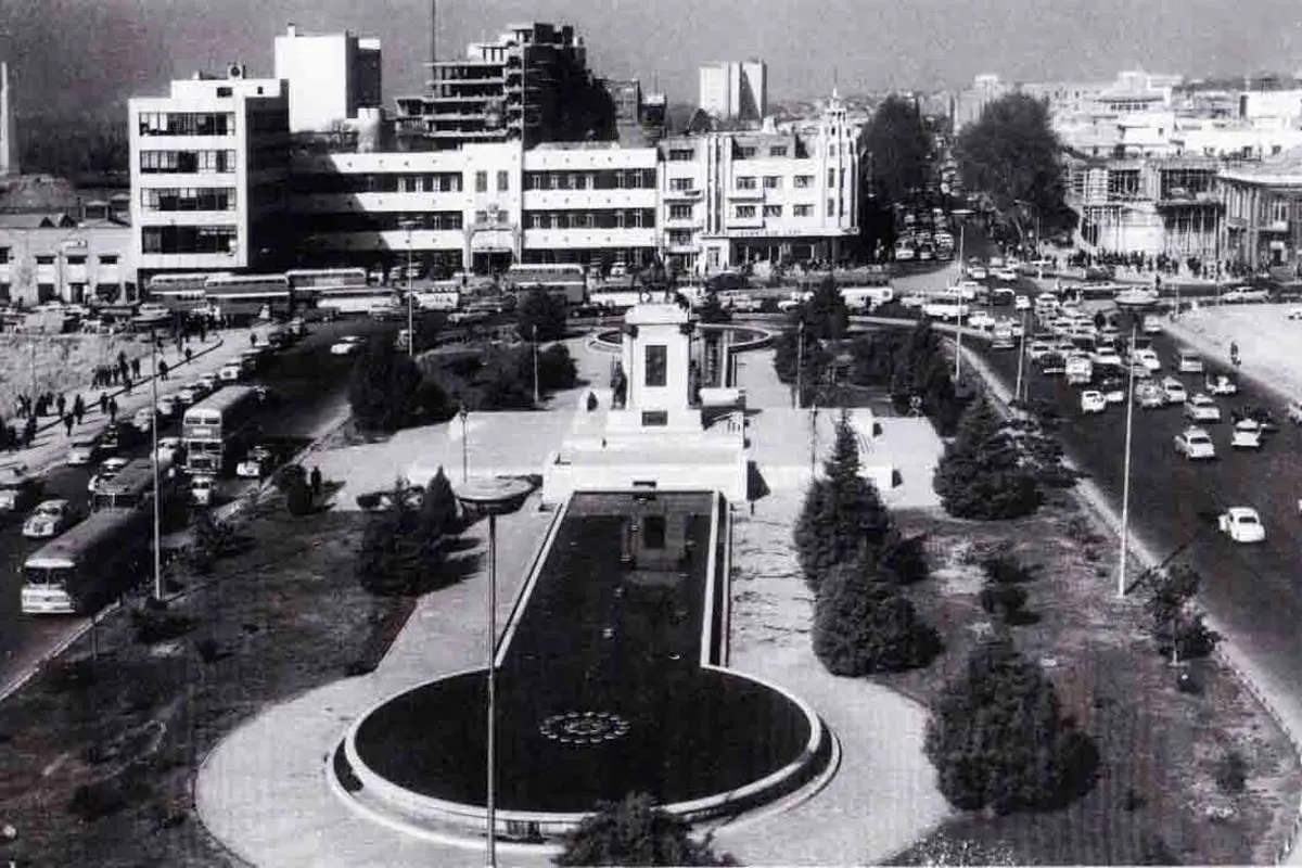 تصویر؛ منظرۀ خاکی و خلوت میدان توپخانۀ تهران ۱۴۰ سال پیش و در دوران قاجار